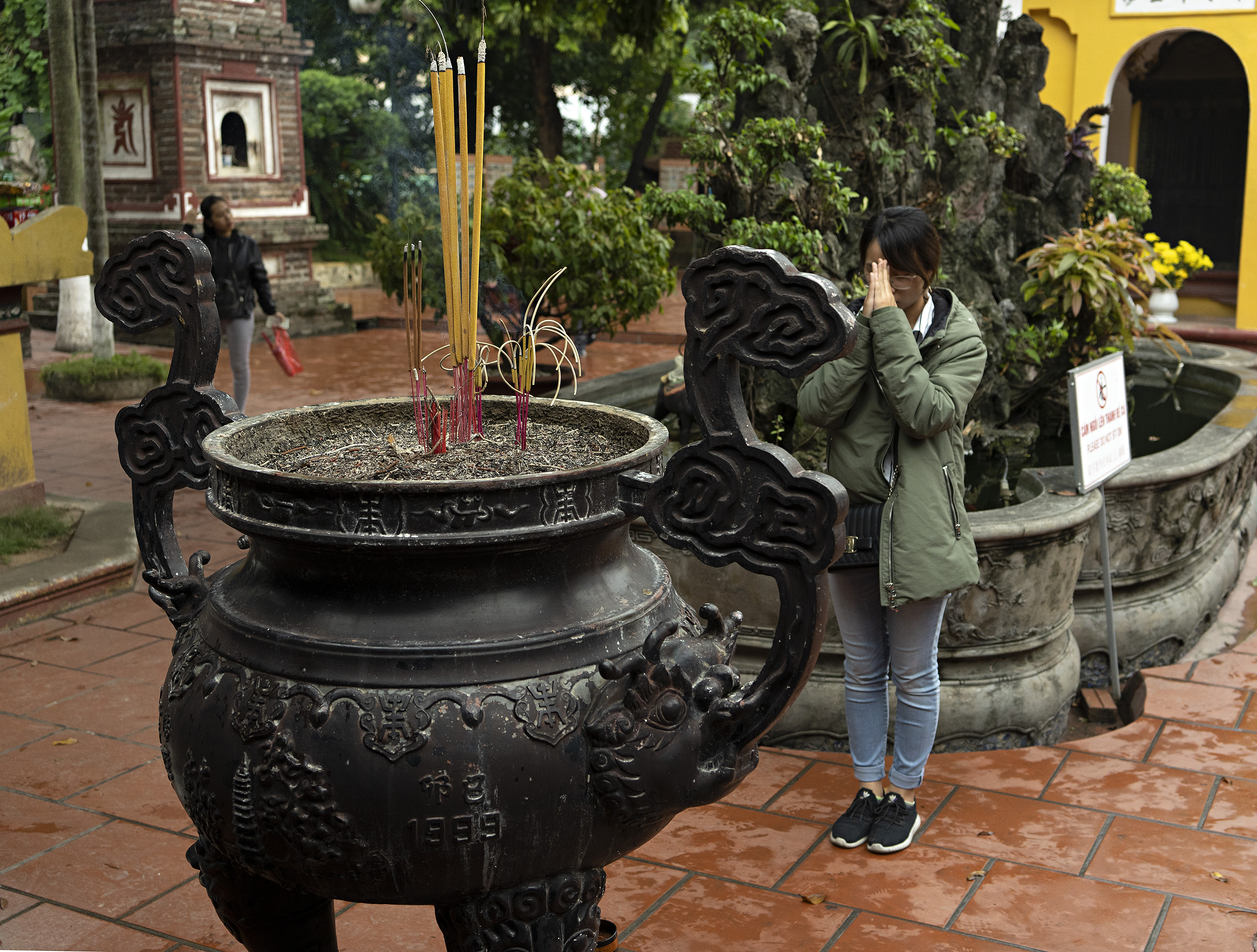 Ha Noi, Leifeng Pagoda prayer